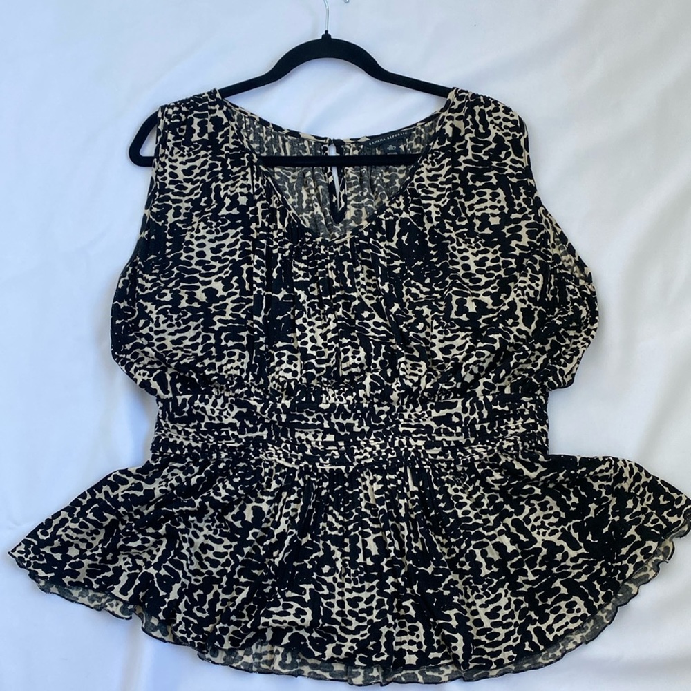 Banana Republic black off white sleeveless top with elastic waist.